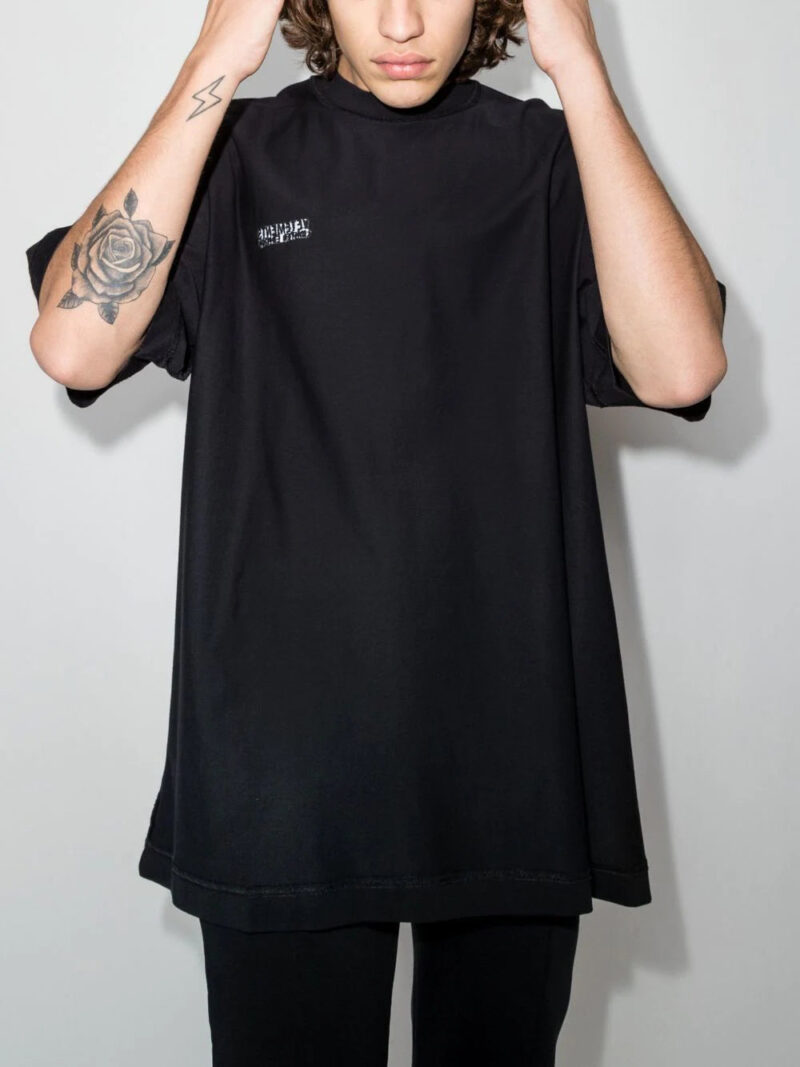 VETEMENTS logo-embroidered exposed-seam T-shirt