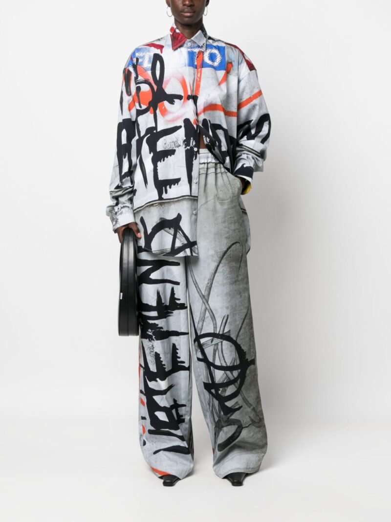 VETEMENTS graffiti-print shirt