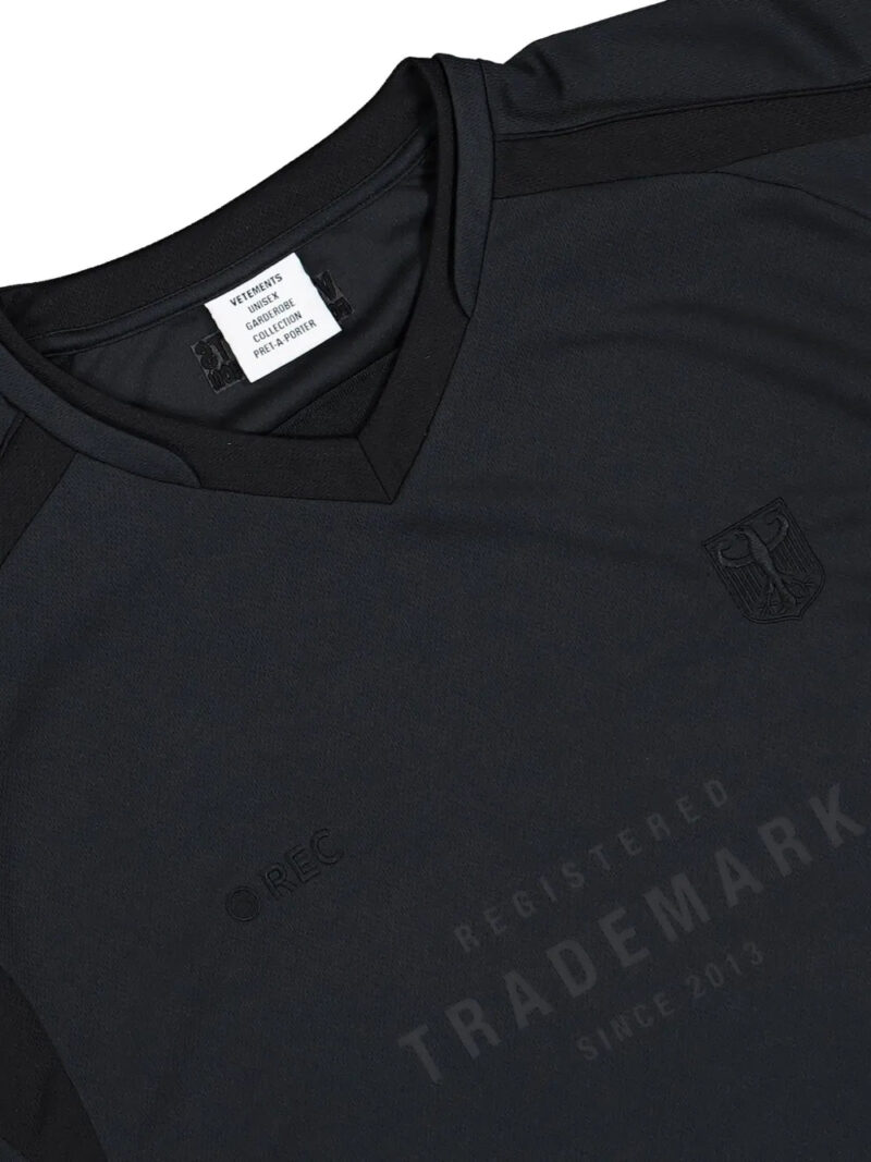 VETEMENTS  Trademark Football V-neck panelled jersey
