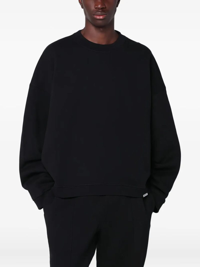 Represent  round-neck sweatshirt