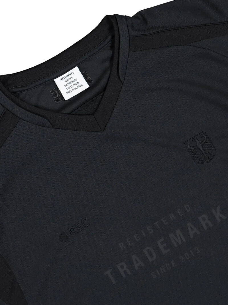 VETEMENTS  Trademark Football V-neck panelled jersey